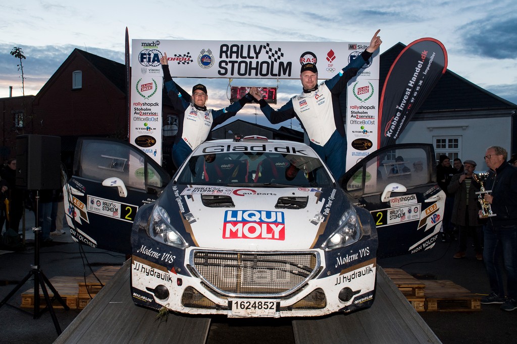 Kenneth Madsen fra Ruds Vedby har vundet Rallykørerpokalen. Her fejrer han med sin codriver Mette Felthaus fra Horsens en fantastisk rallysæson
(Foto: Glad Sport)